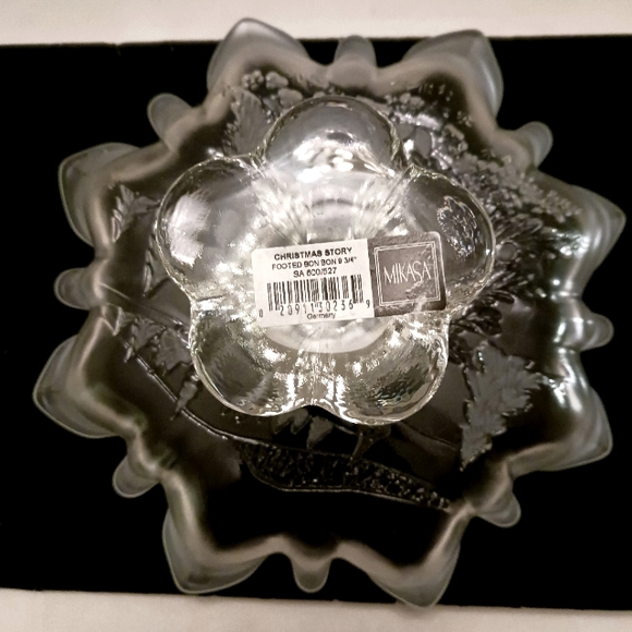 Mikasa Christmas Story Footed Bon Bon - Picture 2 of 4